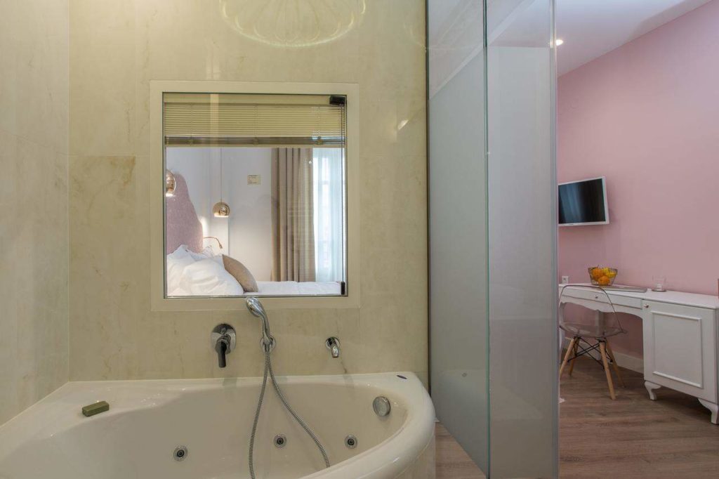 Bahar Hotel με υδρομασάζ μπανιέρα μέσα στο δωμάτιο